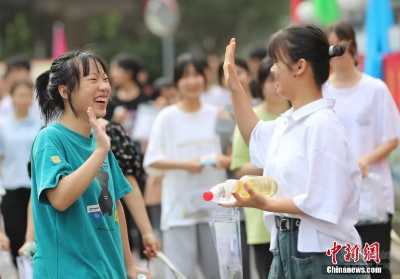 全球连线｜加纳籍留学生科莱蒙·查伟：中国发展太快 我要读懂中国